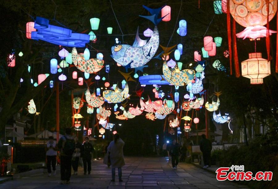 Splendid lanterns add festive atmosphere to Hangzhou