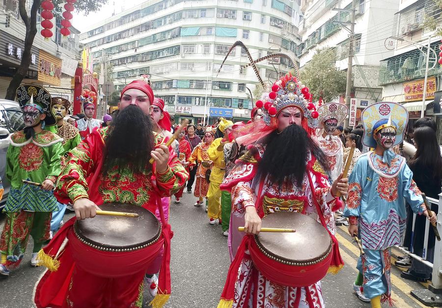 Foreigners savor flavors of Spring Festival in China