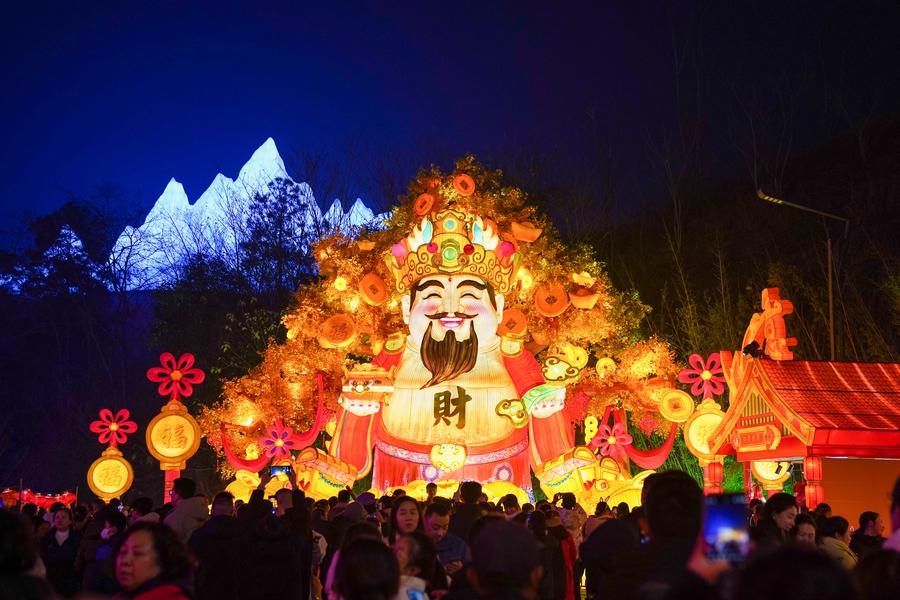 Zigong holds lantern show celebrating the Spring Festival