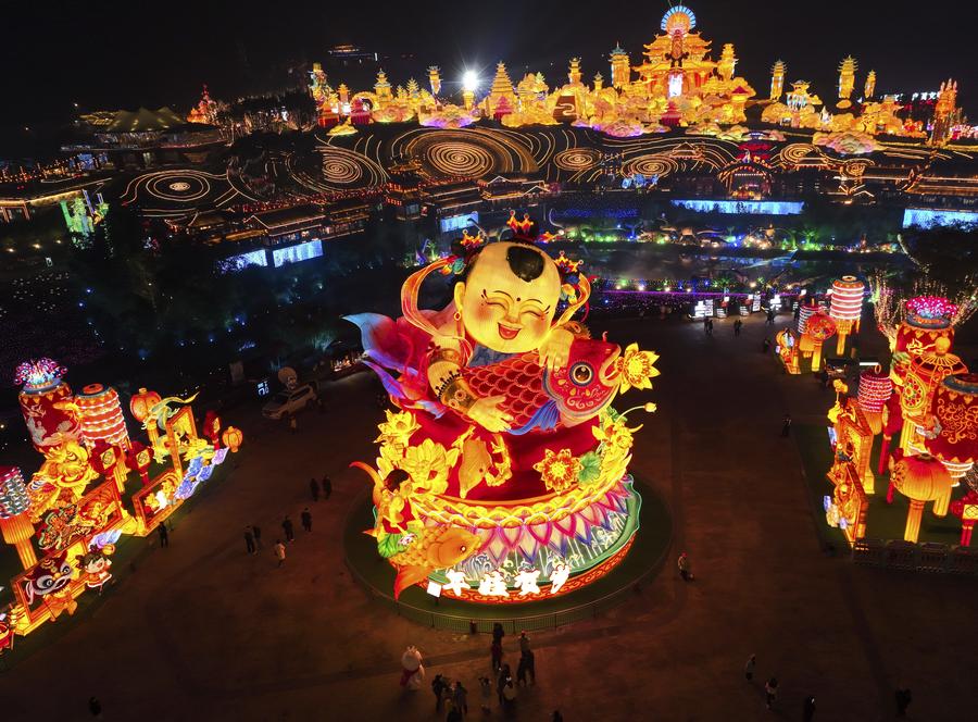 Zigong holds lantern show celebrating the Spring Festival