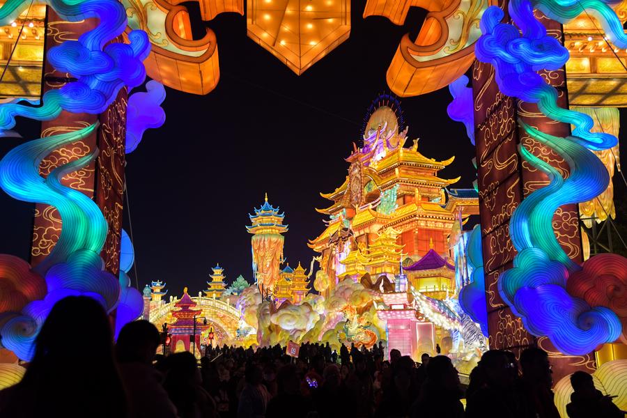 Zigong holds lantern show celebrating the Spring Festival