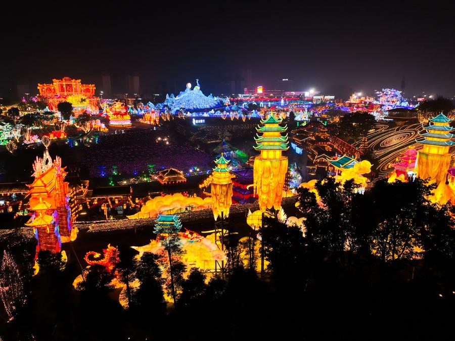 Zigong holds lantern show celebrating the Spring Festival